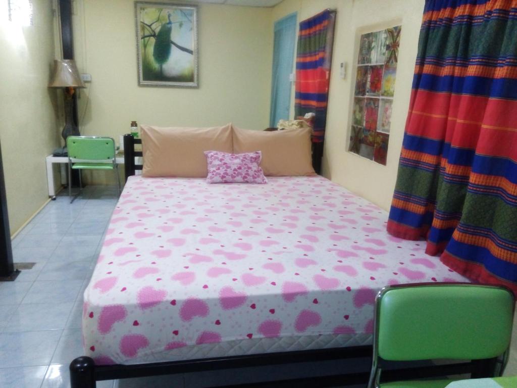 Postel nebo postele na pokoji v ubytování Ban Kru Ae HomeHostel