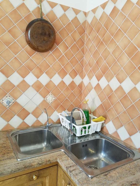 zlew kuchenny z wieszakiem na naczynia w obiekcie Casa di Chiara w mieście Vietri sul Mare