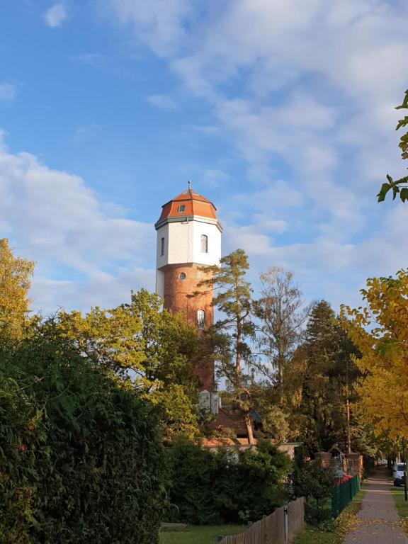 um farol em cima de um edifício em Historischer Wasserturm von 1913 em Graal-Müritz