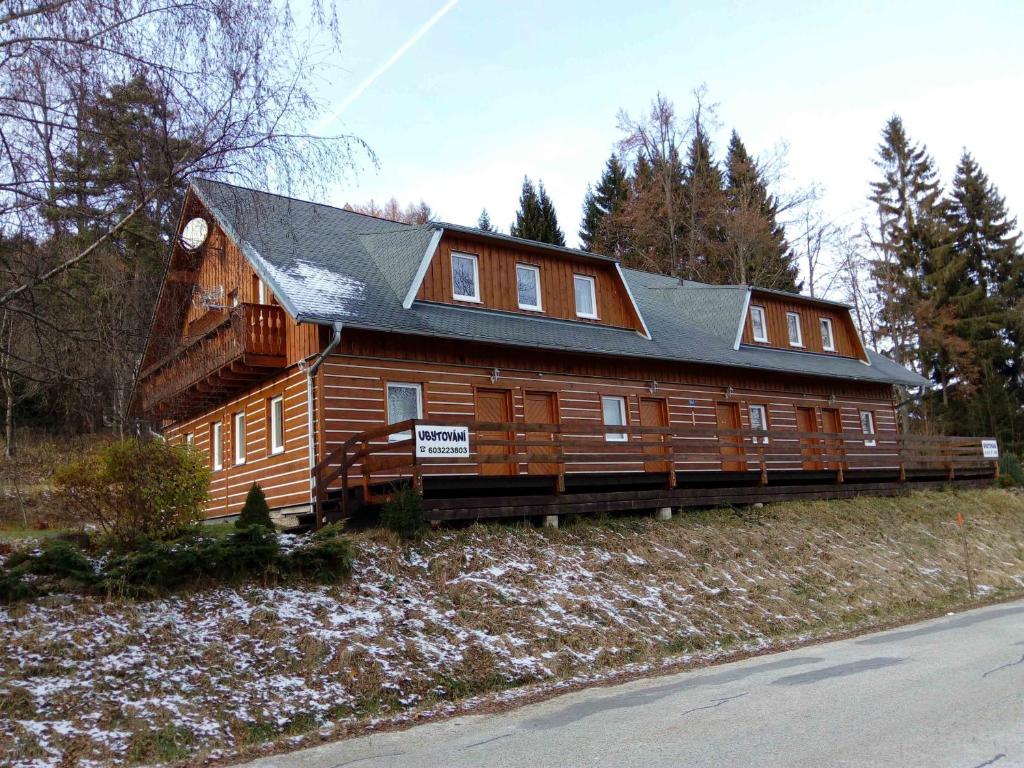 StachyにあるApartmány Maruškaの大木造の家