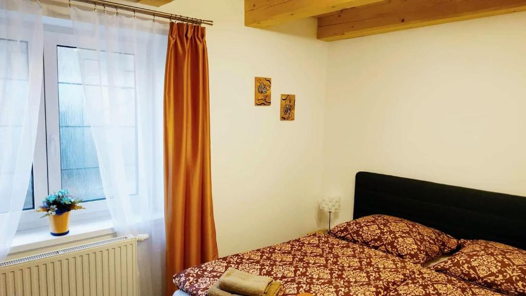 Postel nebo postele na pokoji v ubytování Bílá hora Štramberk