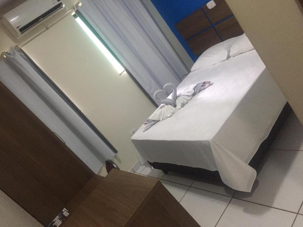- un petit lit dans une chambre avec fenêtre dans l'établissement Hotel Borari, à Alter do Chão