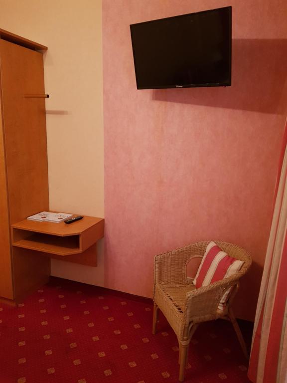TV a/nebo společenská místnost v ubytování Hotel "Zum Moseltal"
