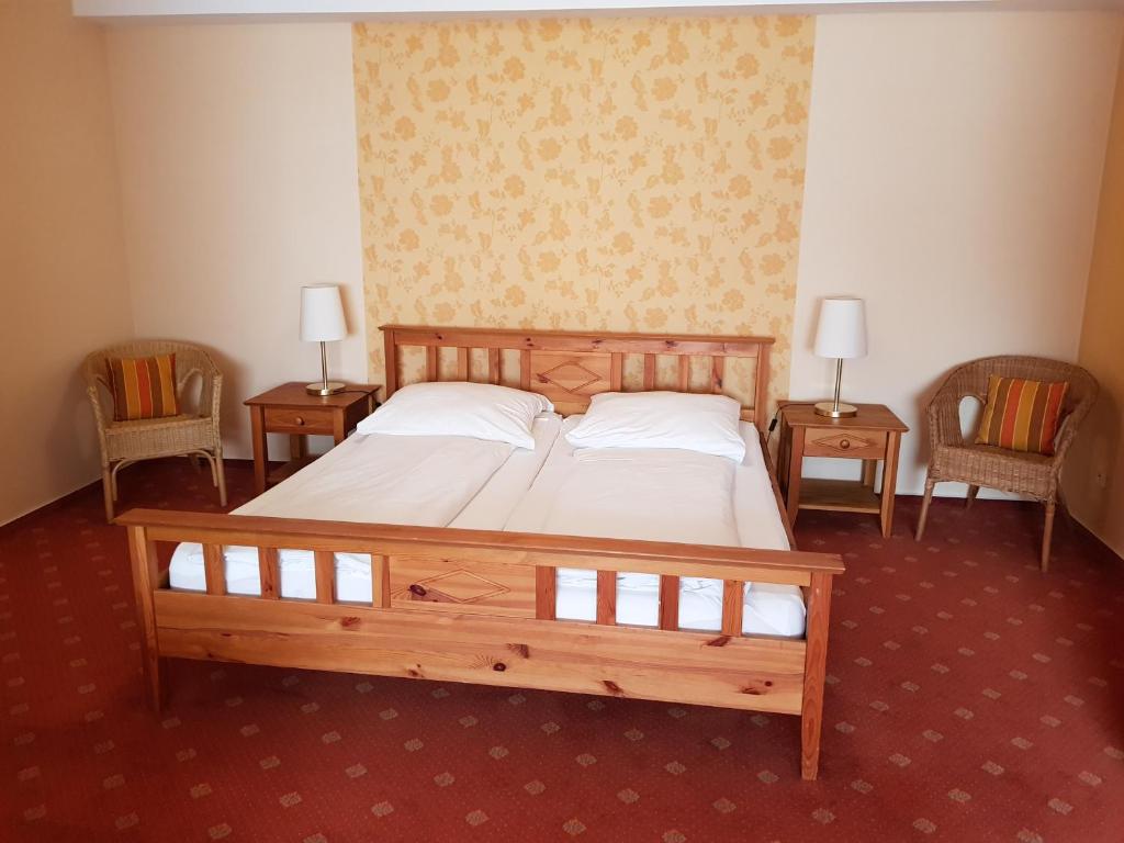 Postel nebo postele na pokoji v ubytování Hotel "Zum Moseltal"