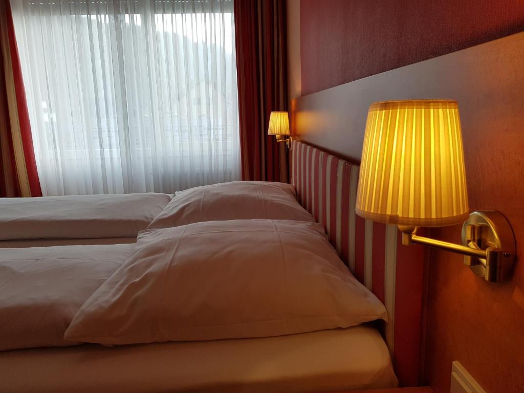 Postel nebo postele na pokoji v ubytování Hotel "Zum Moseltal"