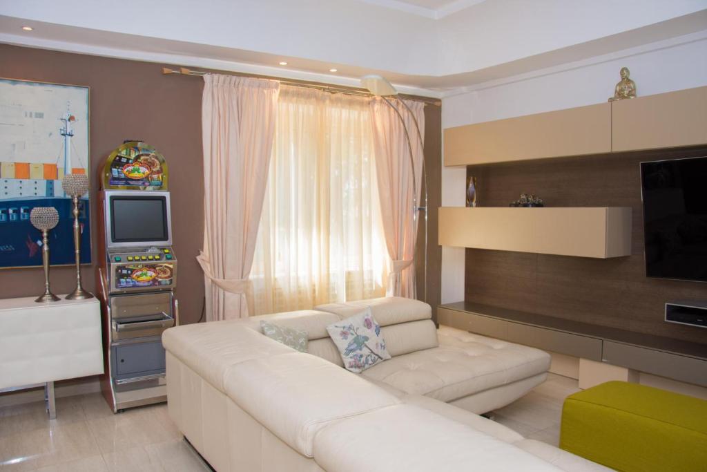 TV a/nebo společenská místnost v ubytování VILLA MATILDA luxury B&B