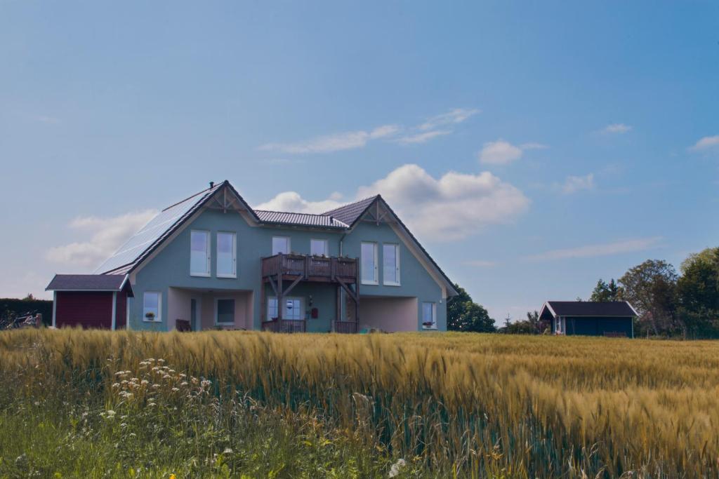 ein Haus mitten auf einem Feld in der Unterkunft Ankerhaus Ostholstein in Oldenburg in Holstein