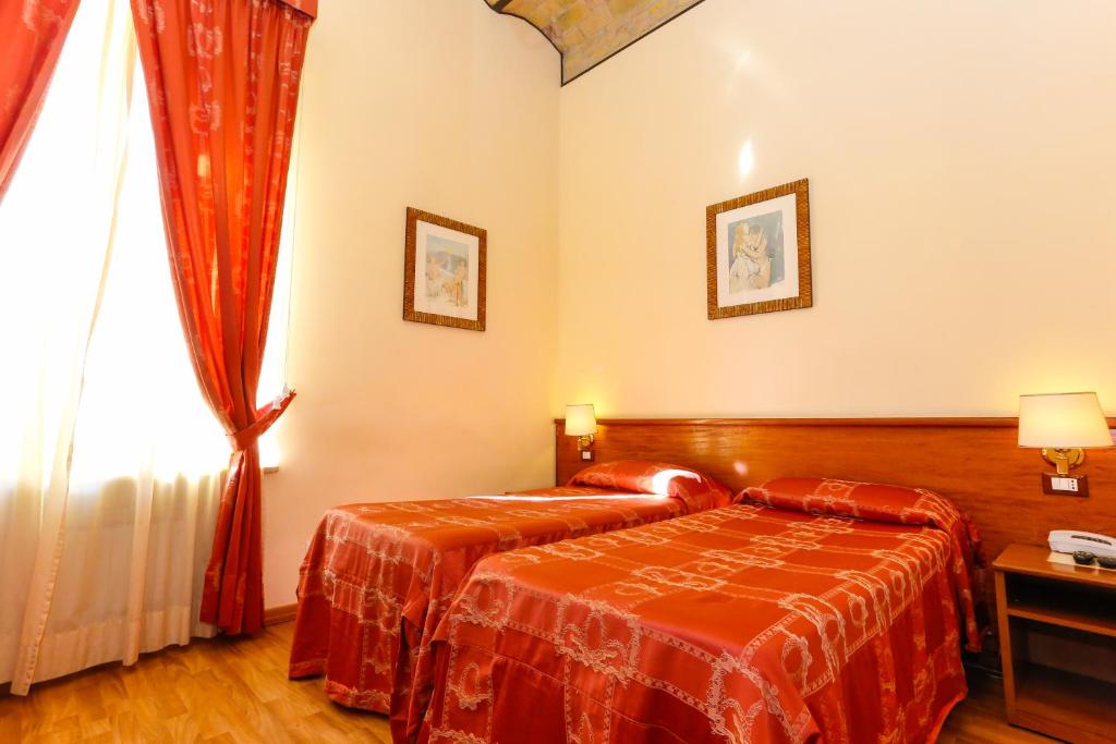 Łóżko lub łóżka w pokoju w obiekcie Hotel Tempio Di Pallade