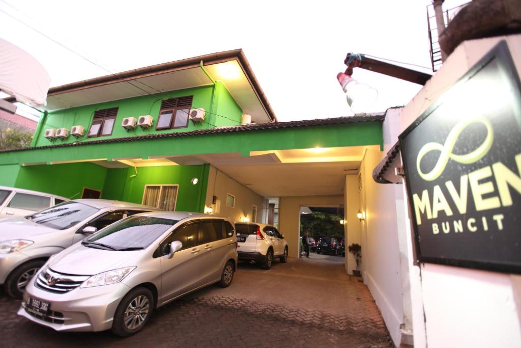 un estacionamiento con autos estacionados frente a un edificio en Maven Buncit en Yakarta