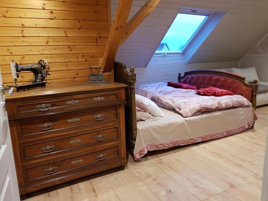 ein Schlafzimmer mit einer Kommode und einem Bett in einem Zimmer in der Unterkunft Zucht- und Ausbildungsstall Rubly in Kleinbundenbach