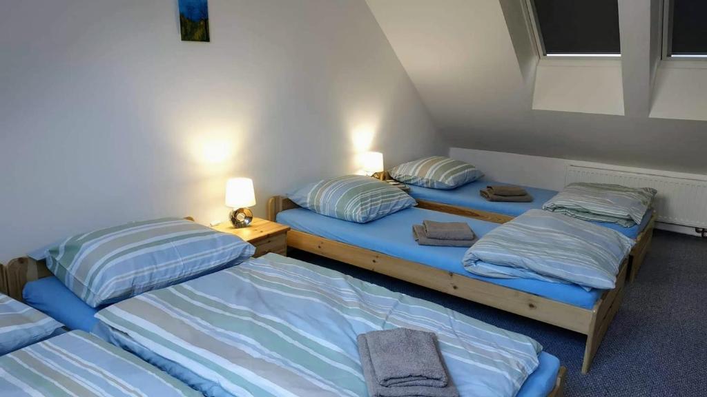 Postel nebo postele na pokoji v ubytování Bílá hora Štramberk