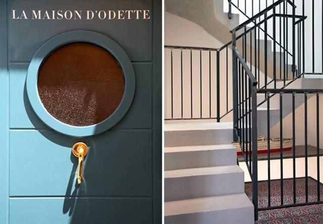 un escalier avec une porte et une rampe d'escalier dans l'établissement La Maison d'Odette, à La Ciotat