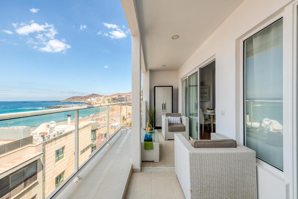 Elle comprend un balcon offrant une vue sur l'océan. dans l'établissement Living Las Canteras Homes - BEACH HOME, à Las Palmas de Gran Canaria