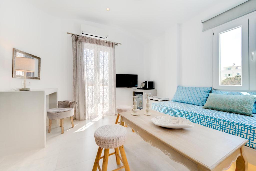 TV a/nebo společenská místnost v ubytování Emerald Collection Suites