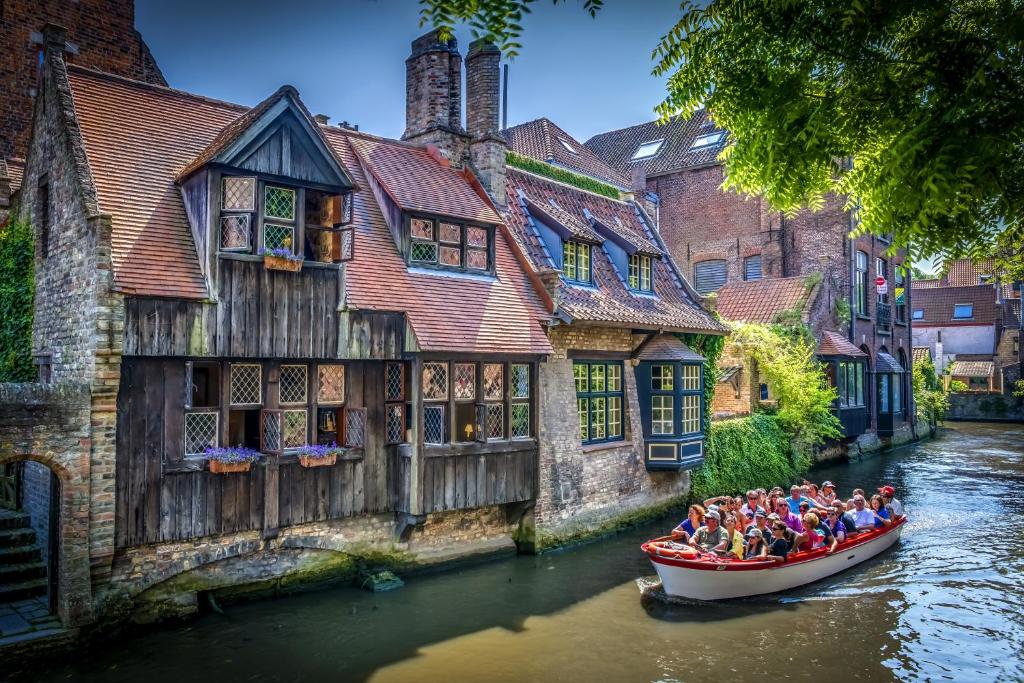 um grupo de pessoas em um barco em um rio em B&B Exclusive Guesthouse Bonifacius em Bruges
