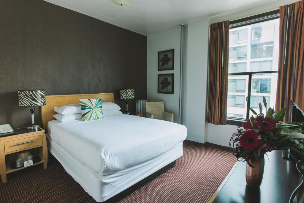 Postel nebo postele na pokoji v ubytování Moore Hotel
