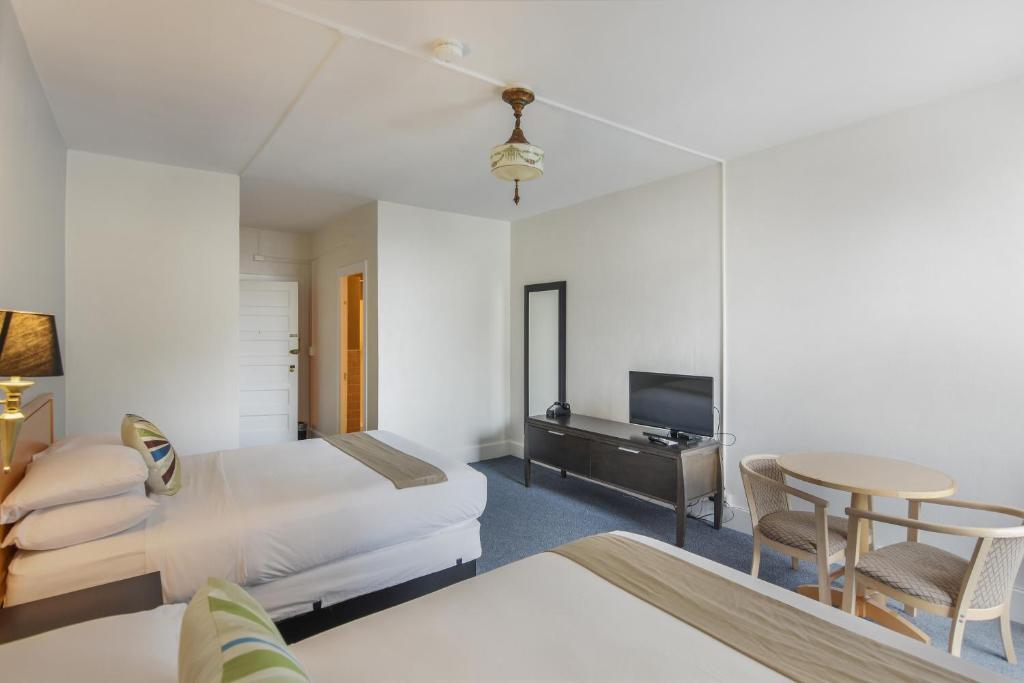 Postel nebo postele na pokoji v ubytování Moore Hotel