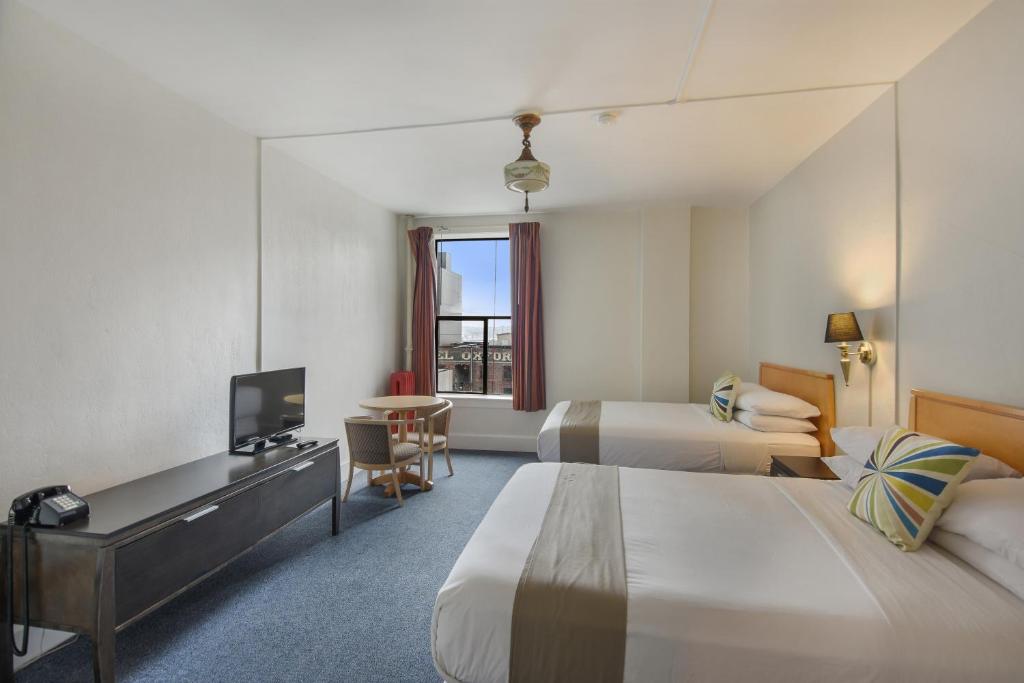 TV a/nebo společenská místnost v ubytování Moore Hotel
