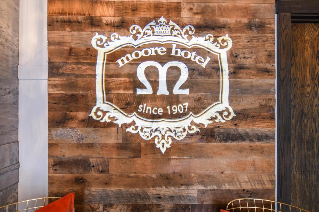 Certifikát, hodnocení, plakát nebo jiný dokument vystavený v ubytování Moore Hotel