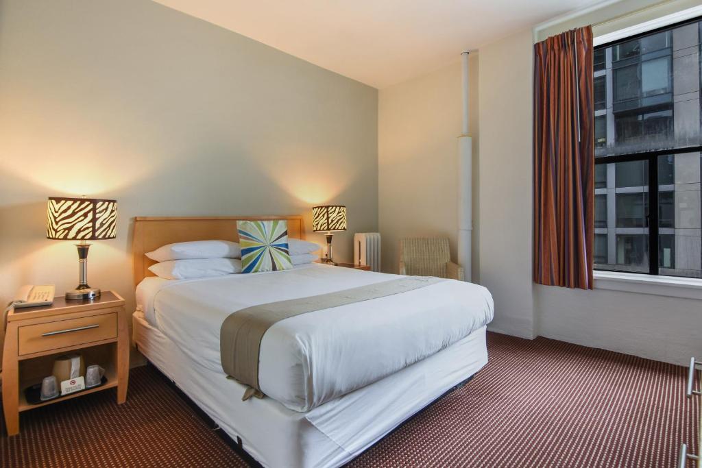 Postel nebo postele na pokoji v ubytování Moore Hotel