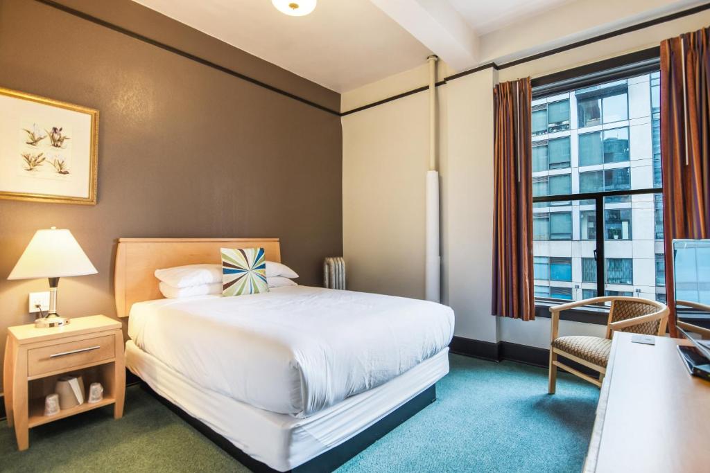 Postel nebo postele na pokoji v ubytování Moore Hotel