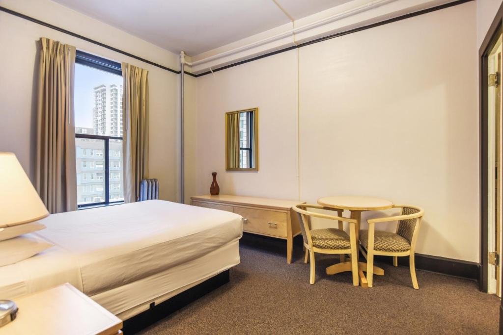 Postel nebo postele na pokoji v ubytování Moore Hotel