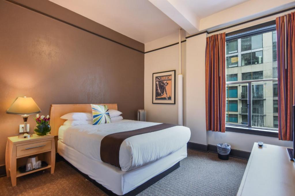Postel nebo postele na pokoji v ubytování Moore Hotel