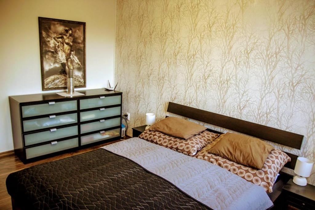 Un pat sau paturi într-o cameră la Apartmán II Terchová