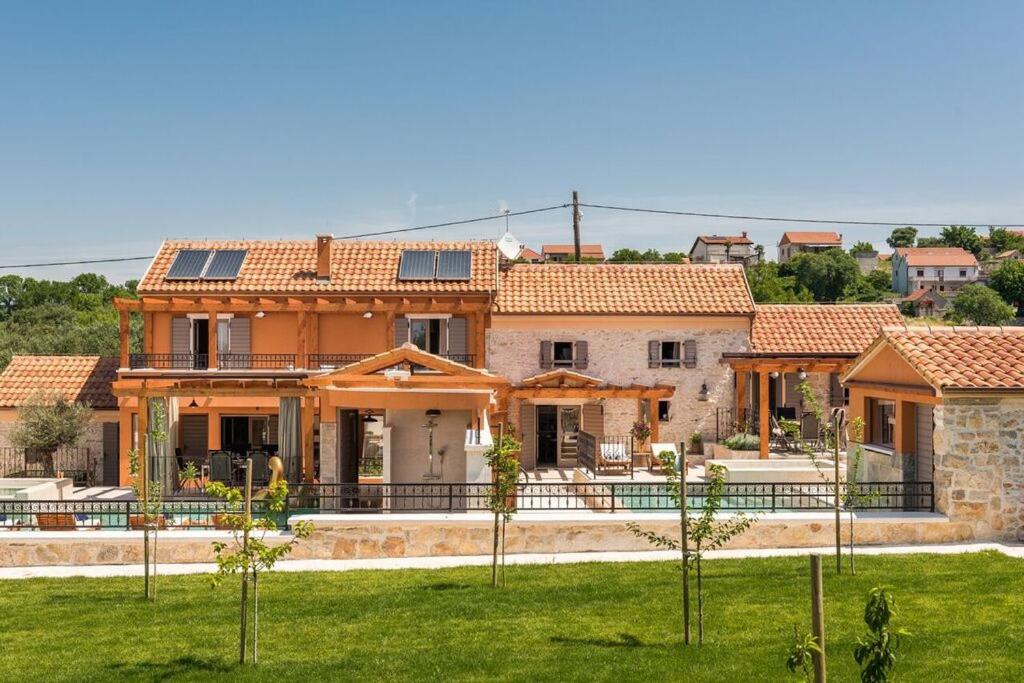 uma casa grande com painéis solares no telhado em Villa Hirundo Rustica em Skradin