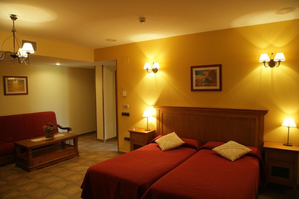 Postel nebo postele na pokoji v ubytování Hotel & SPA Peña Montañesa