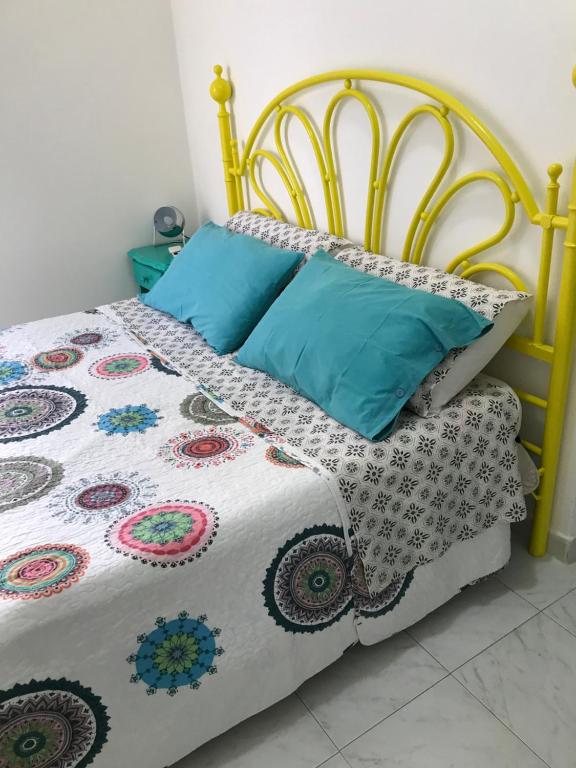 アルゲーロにあるLe Aromaticheのベッド(カラフルなキルト、枕付)