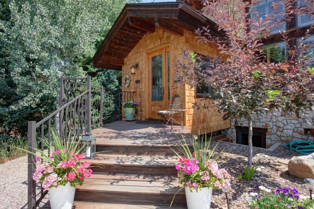 eine Holzhütte mit einer Treppe, die zu einer Tür führt in der Unterkunft Chalet Val d'Isere in Steamboat Springs