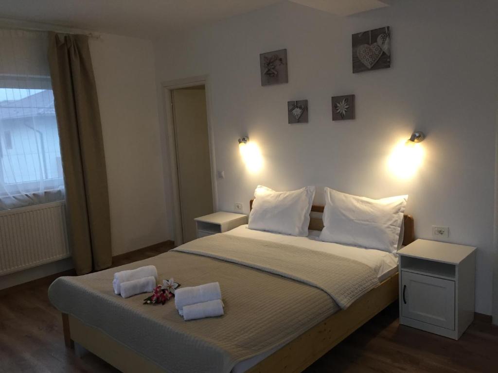 um quarto com uma cama com duas toalhas em Top Style Villa em Bragadiru
