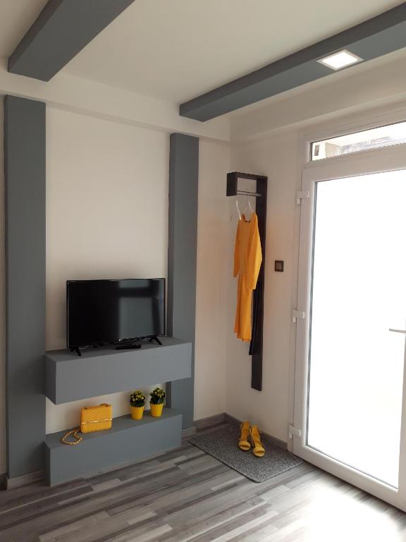 A television and/or entertainment centre at Belvárosi apartman