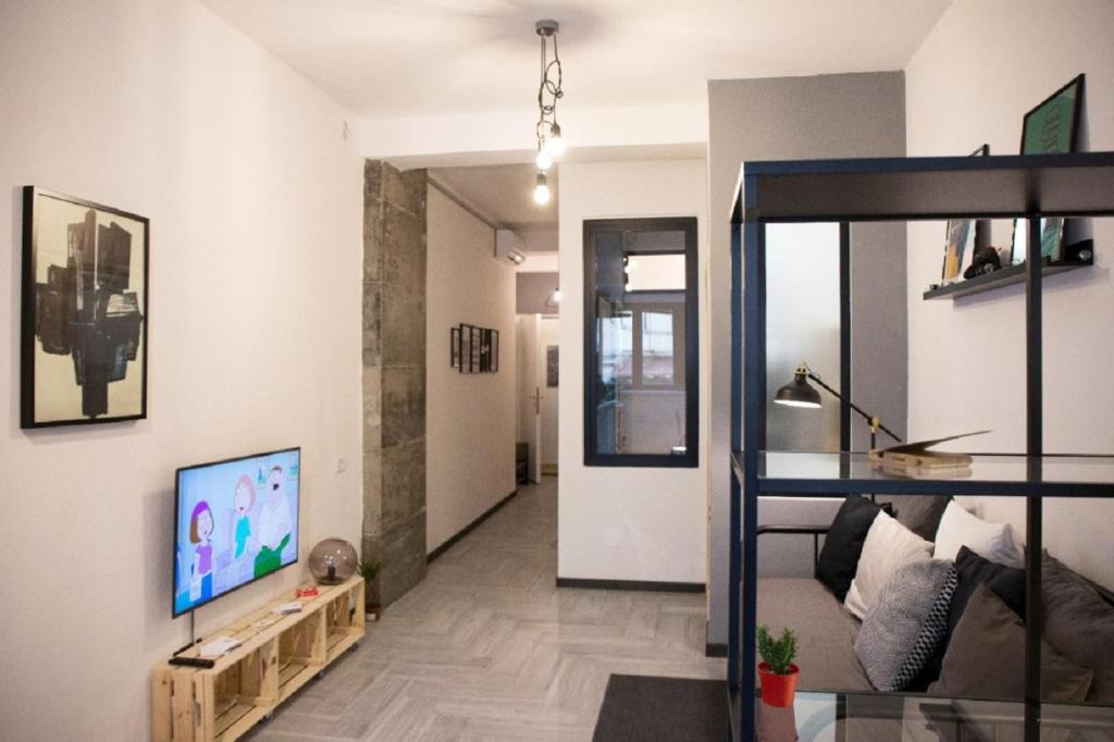 un soggiorno con divano e TV a schermo piatto di Style And Room a Napoli