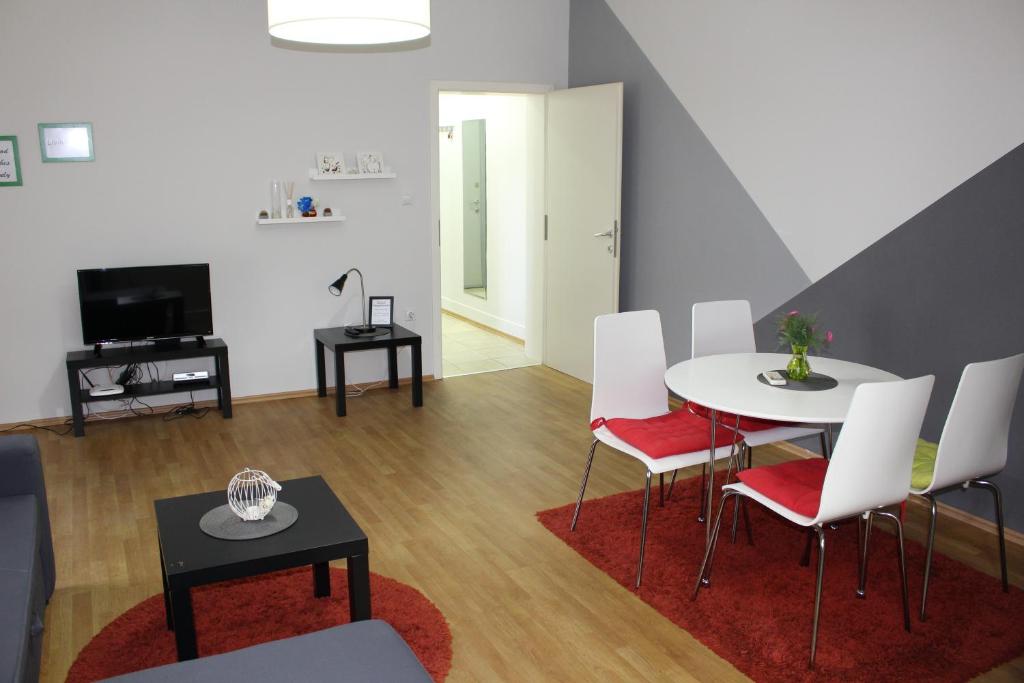 sala de estar con mesa blanca y sillas en Skopje Home 1 en Skopie