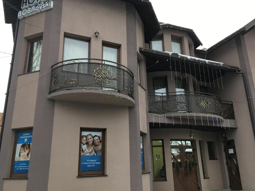 ein Gebäude mit zwei nebenliegenden Balkonen in der Unterkunft HOTEL BOBROvski in Jassinja