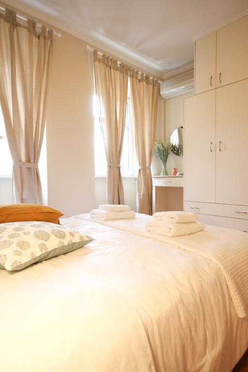 A bed or beds in a room at Corfu Palazzo Vecchio