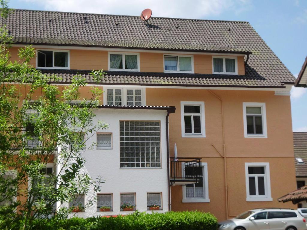 an apartment building in the city of genebourg at Finken, Gästezimmer an der Rench in Oppenau