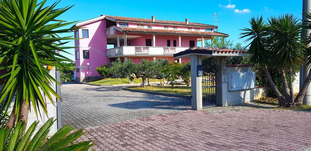una casa rosa con una puerta delante en Villa Rita - Casa Vista Mare - Vasto Punta Penna, en Vasto
