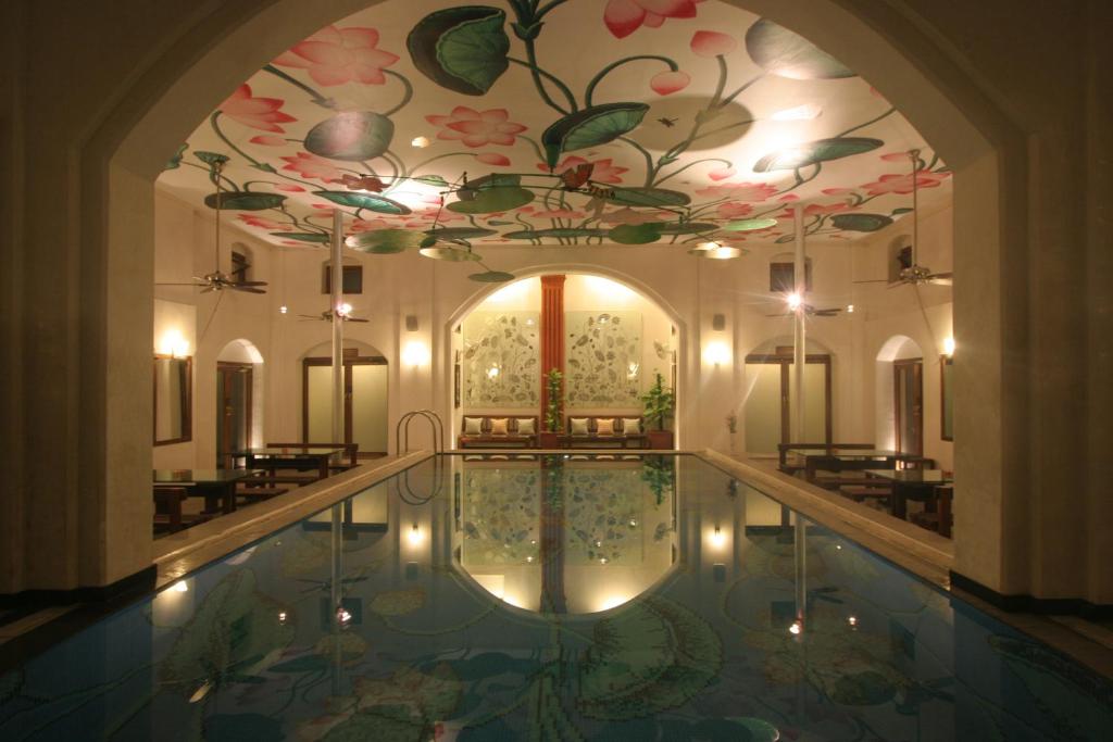 Bazén v ubytování The House of MG-A Heritage Hotel, Ahmedabad nebo v jeho okolí