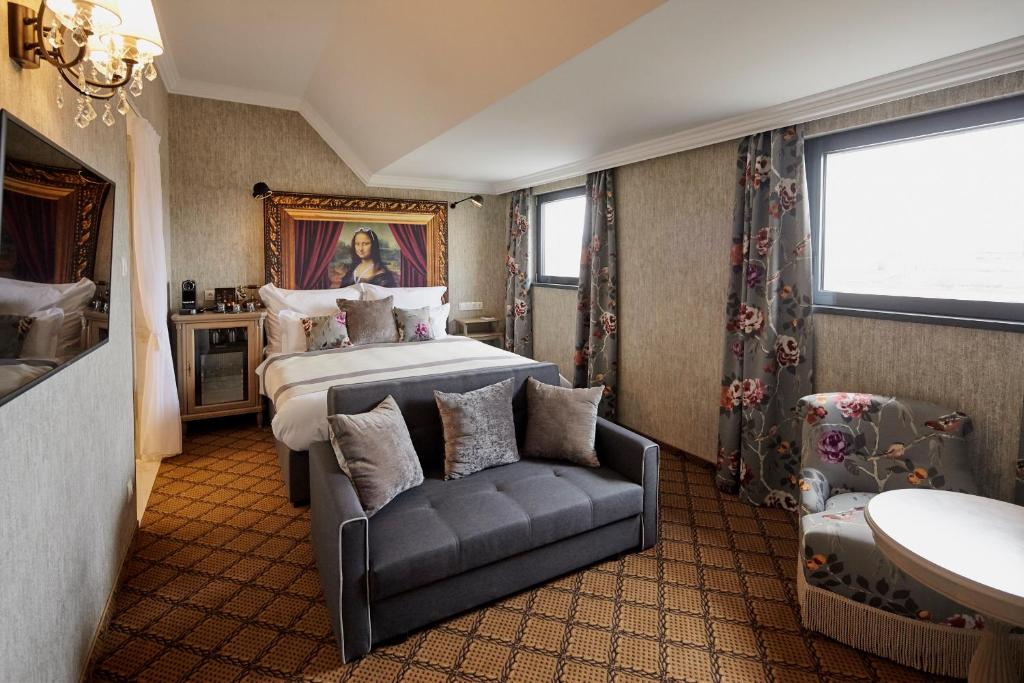 
Mystery King Room with Sofa Bed
