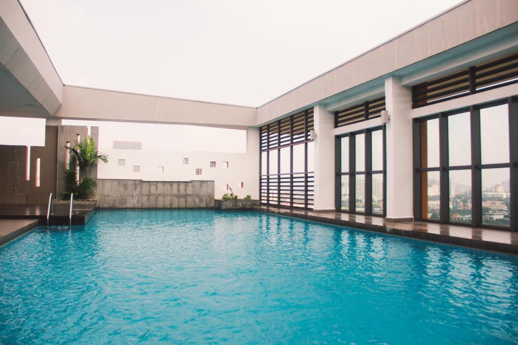 - une piscine au milieu d'un bâtiment dans l'établissement WeSanitise PJ5 Soho Studio Room, à Petaling Jaya