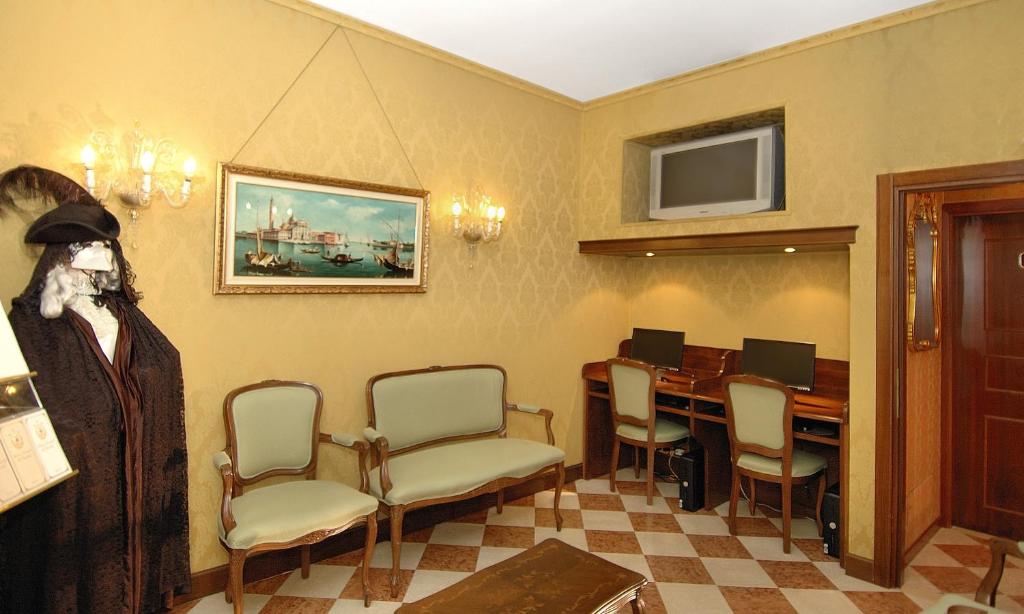 TV a/nebo společenská místnost v ubytování Antica Locanda al Gambero