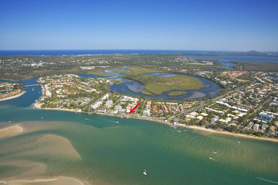 una vista aérea de una ciudad y del agua en Anchorage - Riverfront Luxury on Gympie Terrace, en Noosaville