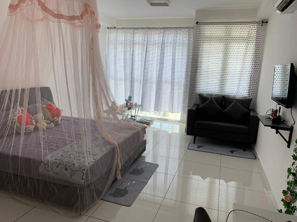 - une chambre avec un lit, une chaise et des fenêtres dans l'établissement Offer Spacious Studio KSL Residences Daya, à Johor Bahru