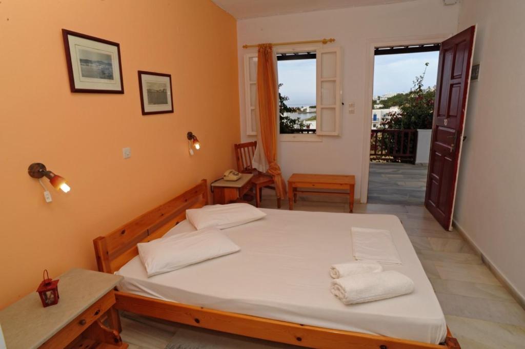 Postel nebo postele na pokoji v ubytování Akrogiali Hotel