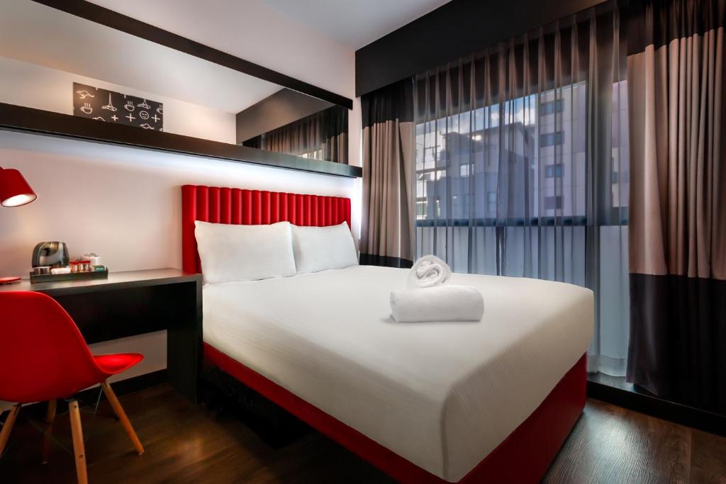 Postel nebo postele na pokoji v ubytování Essence Hotel Carlton