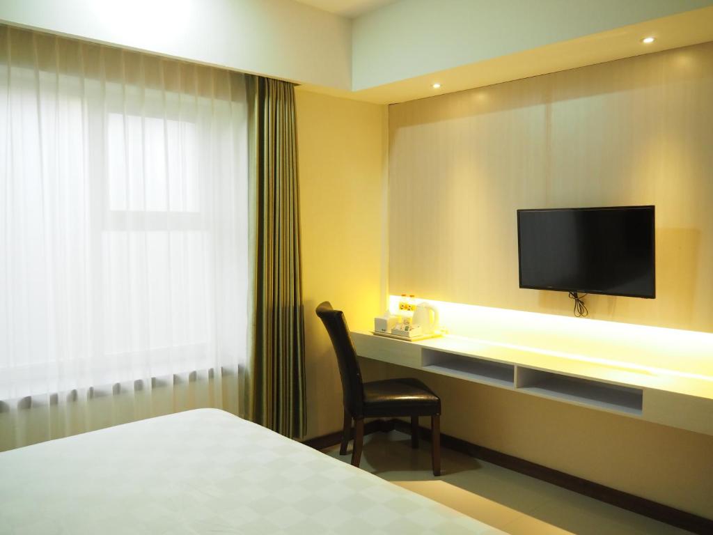 TV a/nebo společenská místnost v ubytování Luminor Hotel Banyuwangi By WH
