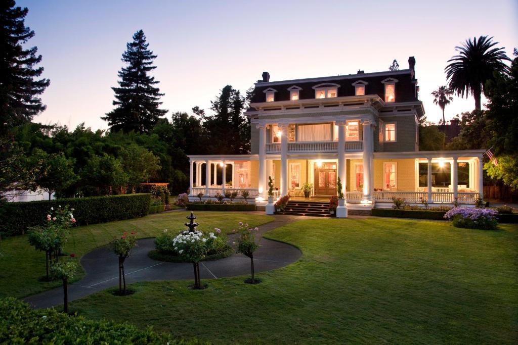 een afbeelding van een huis met een tuin bij Churchill Manor in Napa